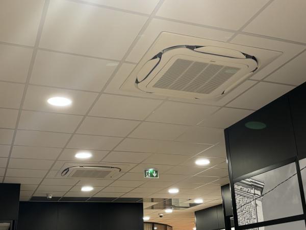 Installation de climatisation réversible Daikin pour des bureaux en Normandie