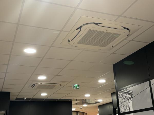 Installation de climatisation réversible Daikin pour des bureaux en Normandie