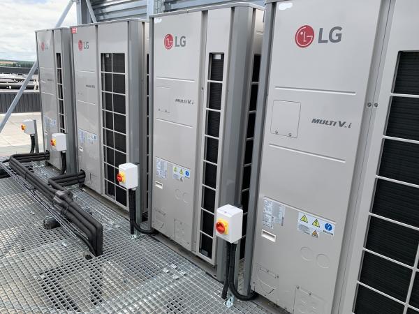 Installation d’un ensemble de climatisation de la marque LG Electronics dans un entrepôt proche de Dreux