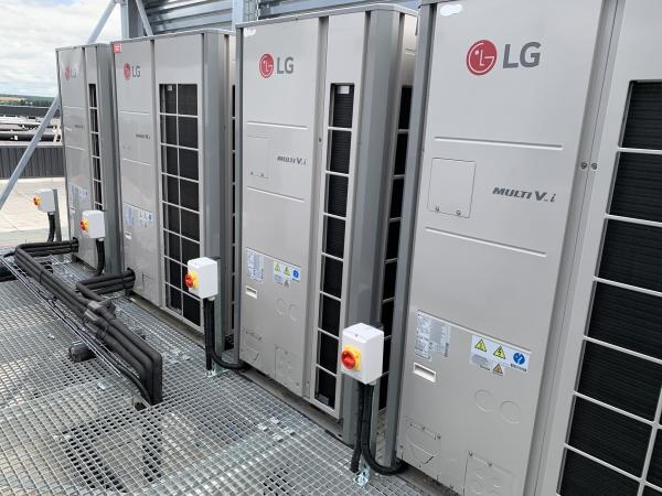 Installation d’un ensemble de climatisation de la marque LG Electronics dans un entrepôt proche de Dreux