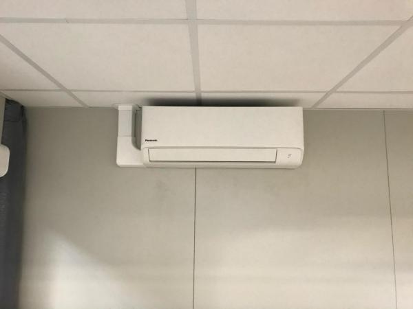 Pose de climatiseur réversible dans des locaux modulaires par Clim'atik Conseil